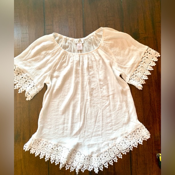 LINDA LEAL Small White Boho Blouse with wide lace trim. - Picture 5 of 11